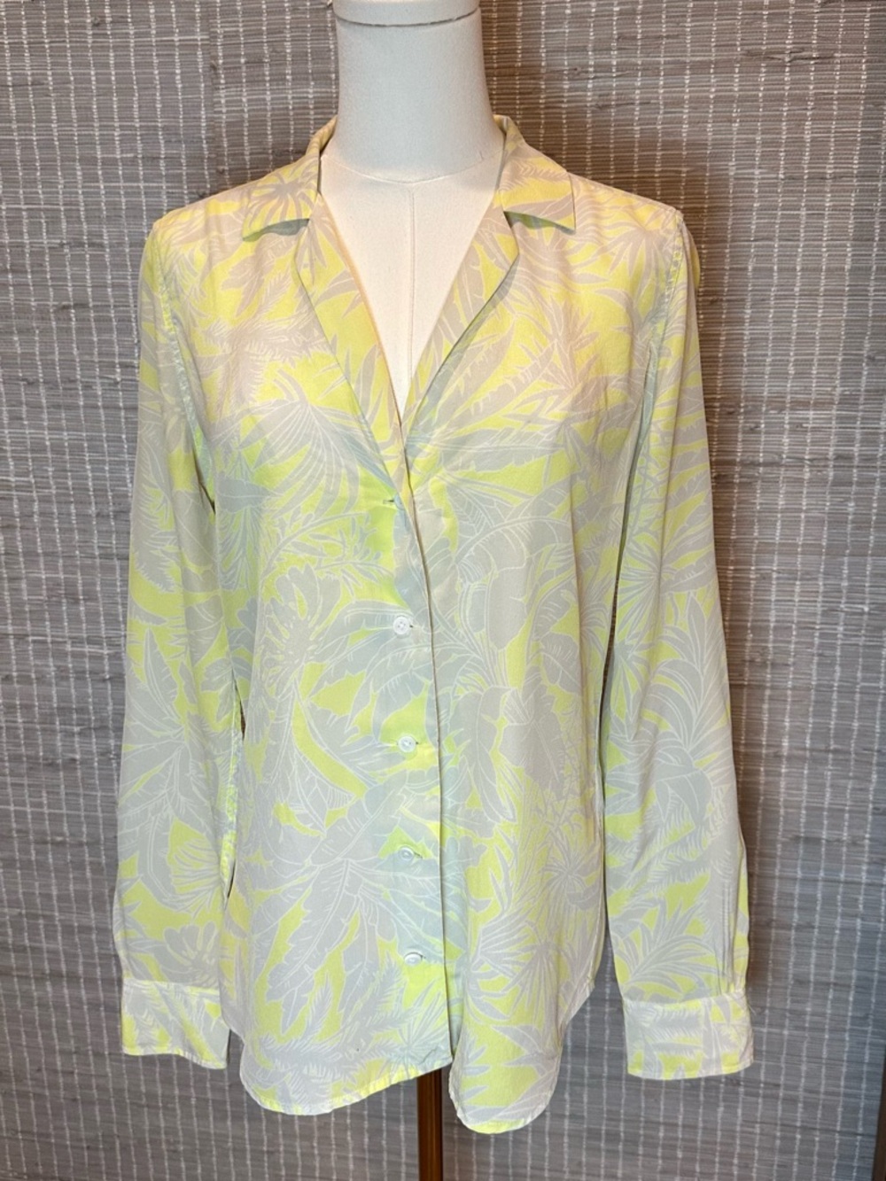 💜 Equipment Femme 100% Silk Tropical Button Down 💜